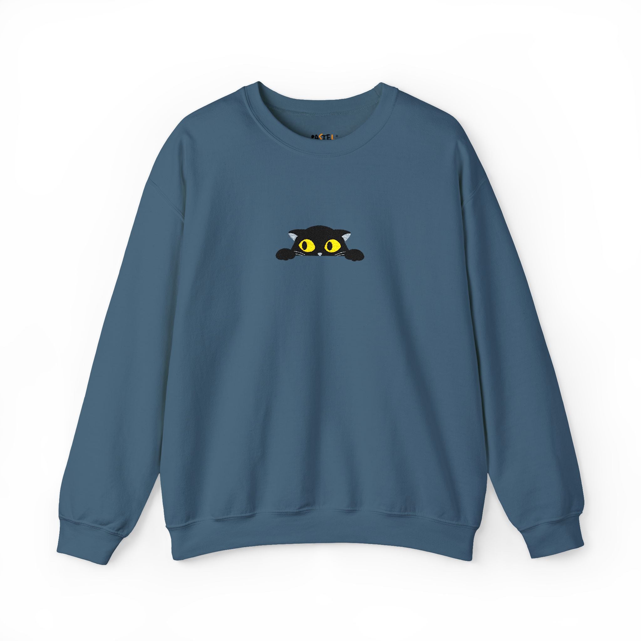Baju Sejuk Krew Leher Kucing Hitam Mengintai – Grafik Mata Kuning Comel